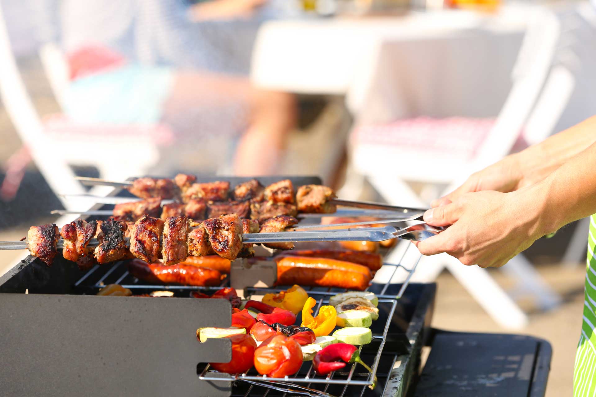 Fleisch und Gemüse wird gegrillt