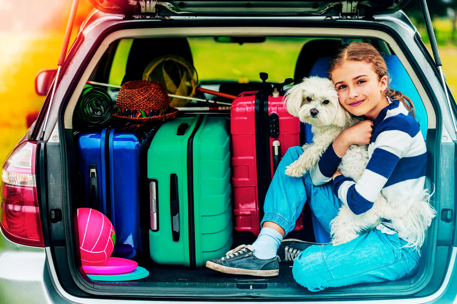 Kind und Hund im Auto